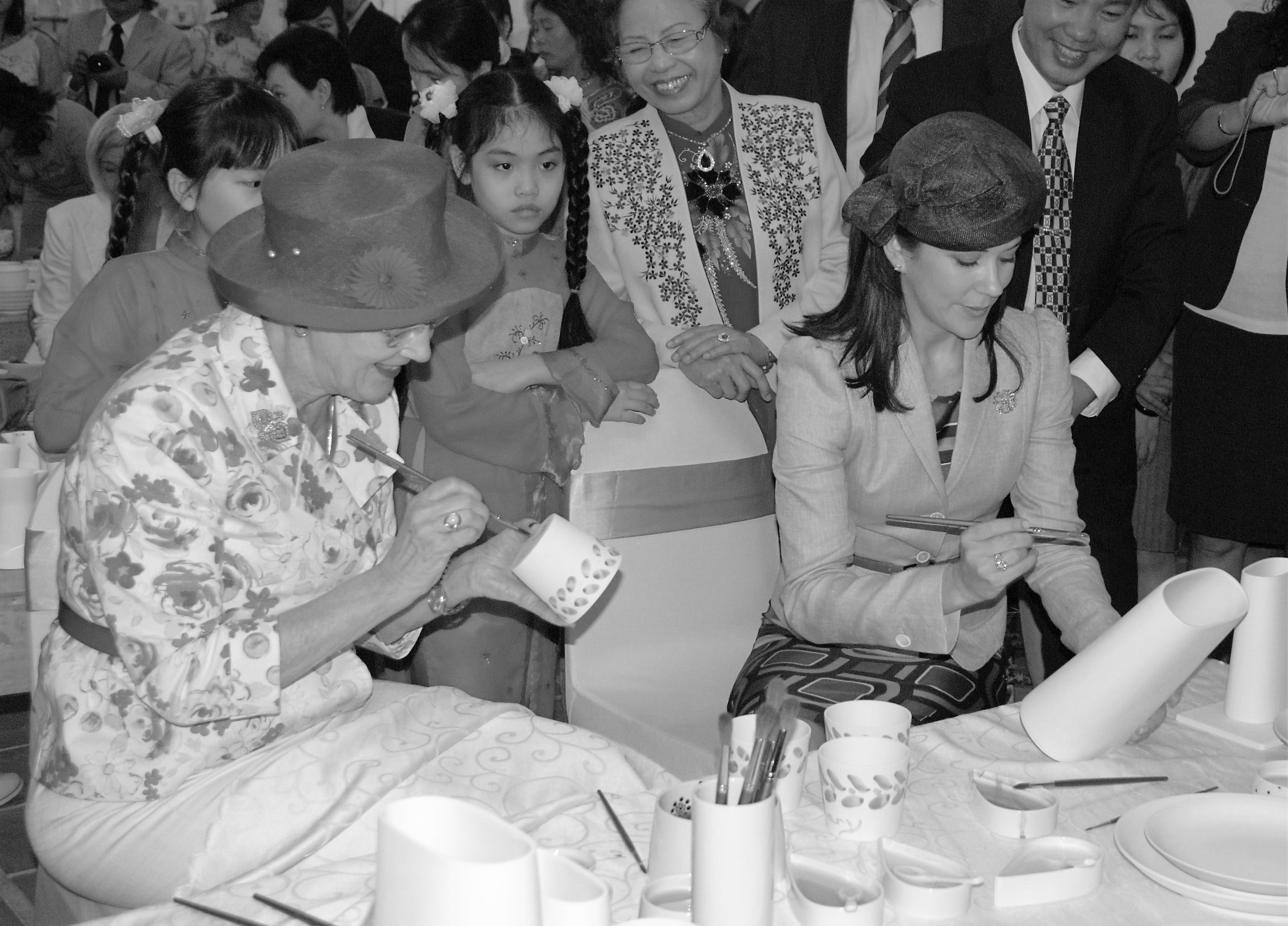 Königin Margrethe II. und Kronprinzessin Mary bemalen Keramik in Bat Trang, Vietnam — 2009